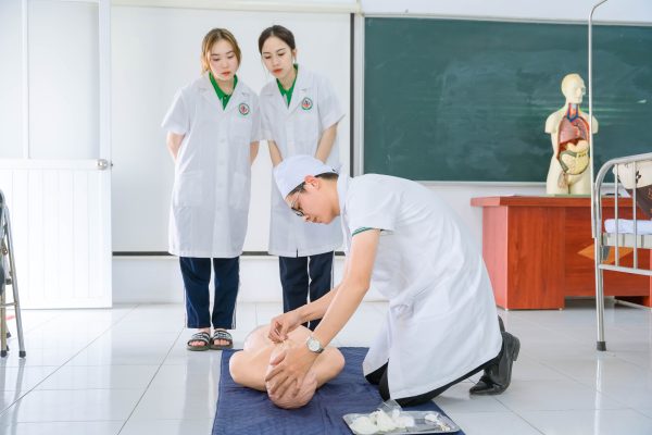 Văn bằng 2 Điều dưỡng: Điều kiện học, đối tượng phù hợp và hồ sơ cần chuẩn bị