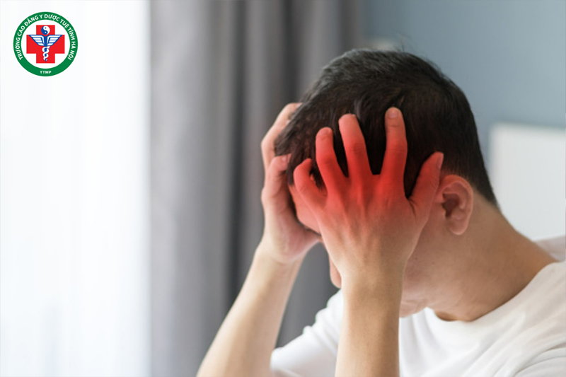 Người bệnh có thể xuất hiện ù tai, chóng mặt, cảm giác bứt rứt.