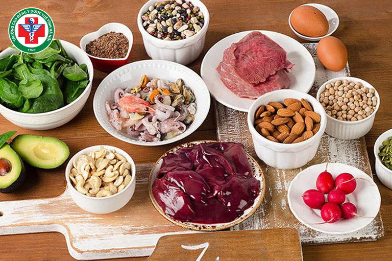 Để hỗ trợ quá trình tạo máu, chế độ ăn nên chú trọng các thực phẩm giàu sắt