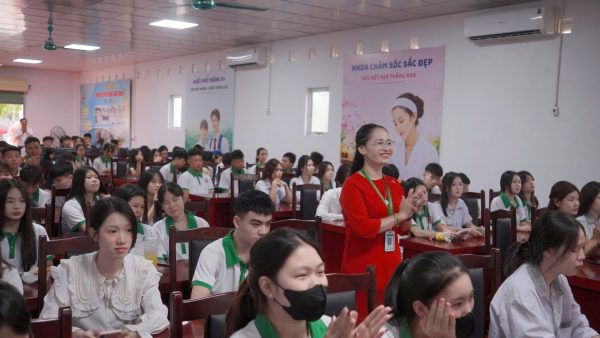 Nụ cười và những tràng vỗ tay của cô giáo, học trò góp thêm niềm vui cho ngày khai trường tại Trường Cao đẳng Y Dược Tuệ Tĩnh Hà Nội. Ảnh: Tư liệu Trường Cao đẳng Y Dược Tuệ Tĩnh Hà Nội.