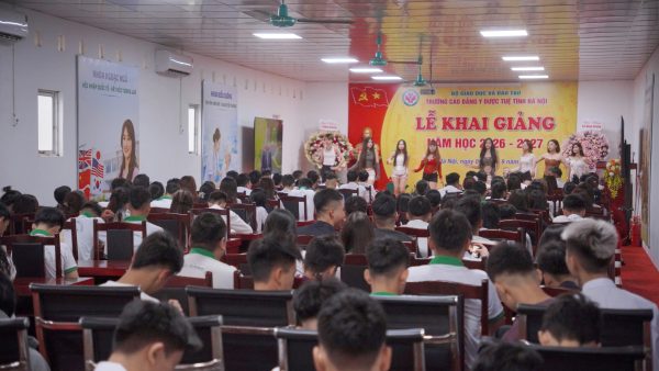 Tiết mục văn nghệ trong lễ khai giảng mang sắc màu trẻ trung đến hội trường tại Trường Cao đẳng Y Dược Tuệ Tĩnh Hà Nội. Ảnh: Tư liệu Trường Cao đẳng Y Dược Tuệ Tĩnh Hà Nội.