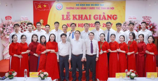 Tập thể cán bộ, giảng viên lưu lại khoảnh khắc trong ngày khai giảng năm học mới tại Trường Cao đẳng Y Dược Tuệ Tĩnh Hà Nội. Ảnh: Tư liệu Trường Cao đẳng Y Dược Tuệ Tĩnh Hà Nội.