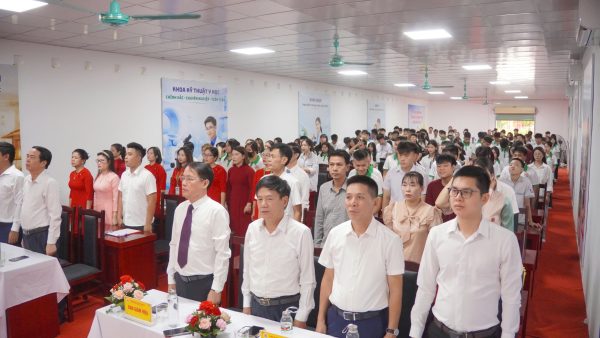 Hình ảnh thầy và trò trong lễ khai giảng Cao đẳng Y Dược Tuệ Tĩnh Hà Nội năm học 2026–2027 tại hội trường đa năng cơ sở 2 của Trường Cao đẳng Y Dược Tuệ Tĩnh Hà Nội. Ảnh: Tư liệu Trường Cao đẳng Y Dược Tuệ Tĩnh Hà Nội.