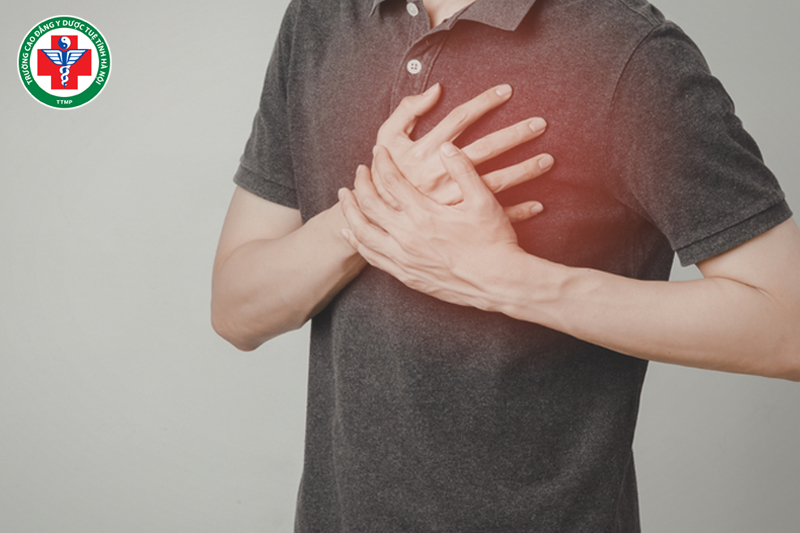 Bệnh có biểu hiện khó chịu trong lồng ngực, hơi thở ngắn
