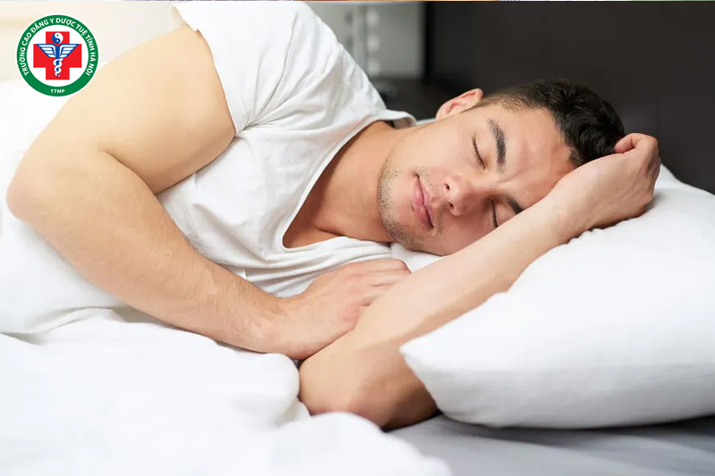 Nghỉ ngơi đầy đủ giúp cơ thể có thời gian phục hồi