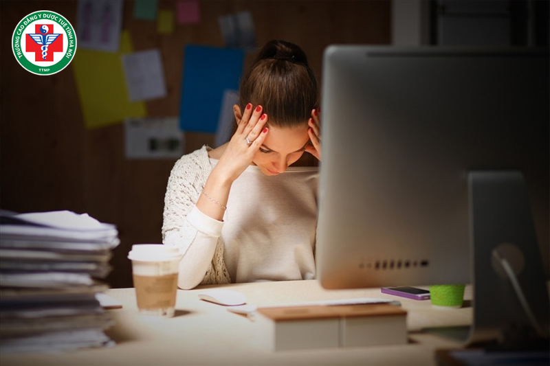 Làm việc quá sức có thể khiến cơ thể suy yếu.